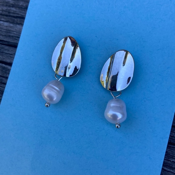 Wavy Silver Disc & Freshwater Pearl Drop Earrings - Picture 2 of 6